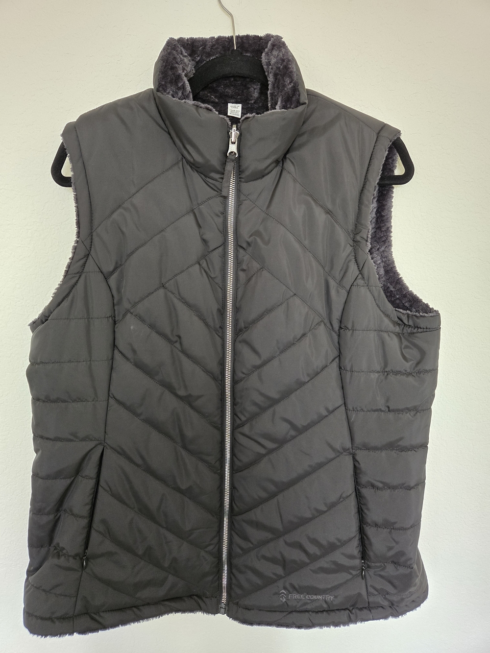 Women’s Quilted Reversible Vest - Charcoal Gray